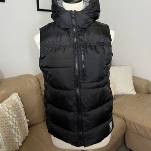 Black vest, it’s for kids (9-10) cm(140) but runs big sizes S for reference.